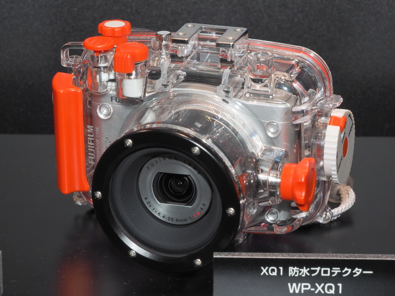 同日発表の製品ではないが、Xシリーズコンパクト「XQ1」の水中ハウジングが初お目見えした