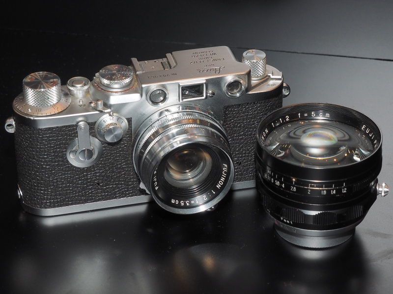 ライカIIIfと3.5cm F2・5cm F1.2のフジノンレンズ（ライカスクリューマウント）を展示。会場では明るいXFレンズ3本を「新フジノンスピードトリオ」と銘打っていた。同社は1954年〜1956年にかけて広角・標準・望遠の大口径レンズを発売。その当時に大口径レンズをラインナップとして用意していたのがアピールポイントだという。