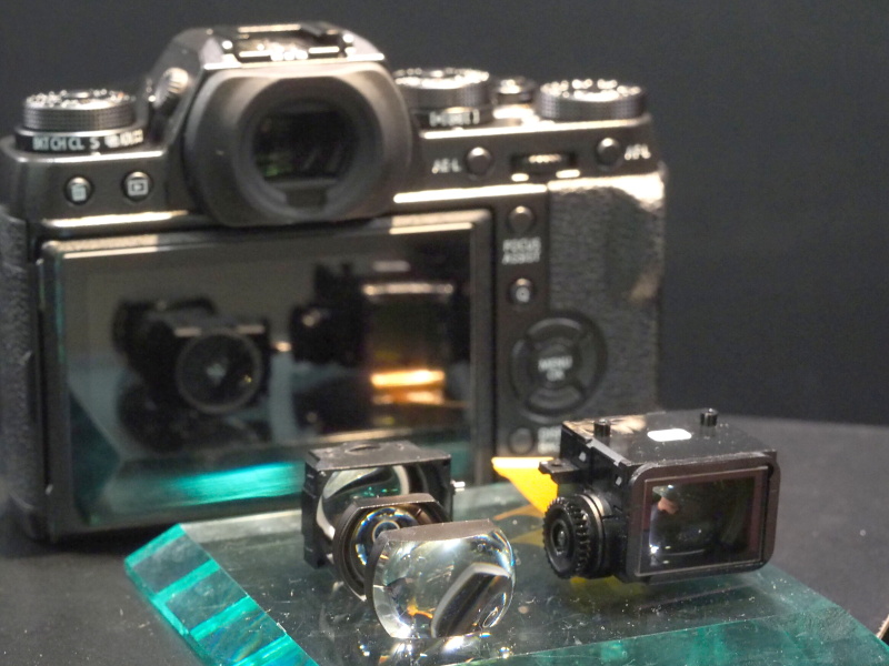 これらがペンタ部に詰まっている。EVFの光学系は3枚のEDガラスを採用。周辺像の流れに配慮した