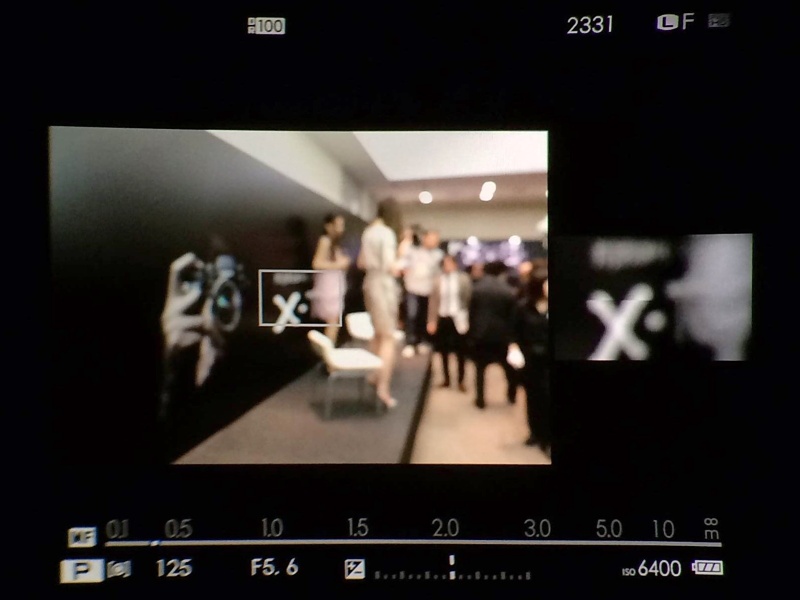 （参考）デュアル表示時のEVF内を撮影。右のスプリットイメージでピントを合わせ、左の画面でフレーミングする。歪みは撮影に用いたスマホカメラによるもの