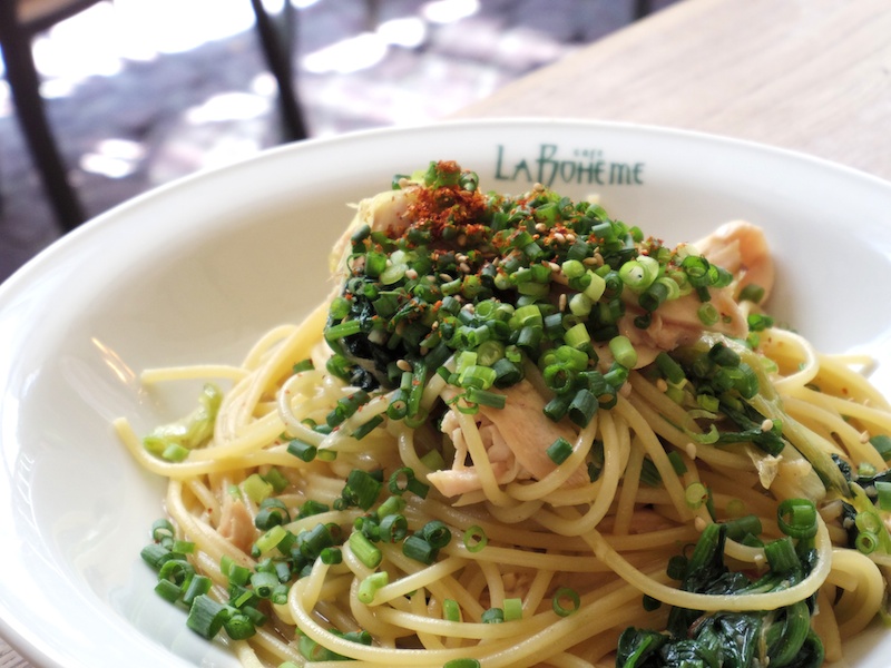 自然光が入るレストランでは窓に近い席に座りましょう。サイド光でパスタにふんわりと陰影が付きました。望遠で絞りを開ければ背景もしっかりボケてくれます