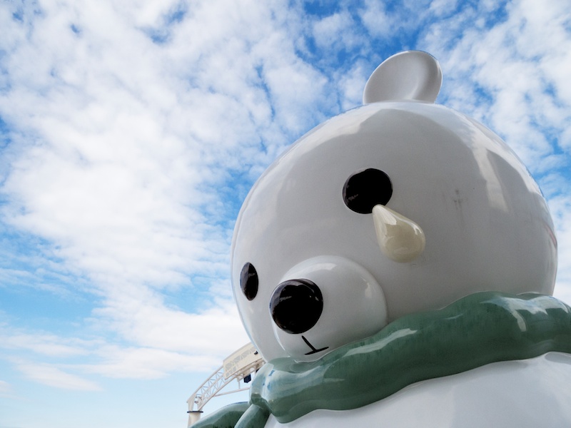 主役のクマのオブジェには手が触れられるくらい近付いています。仰ぎ見るように撮ることで遠近感が強調できて空と雲に迫力が出ます