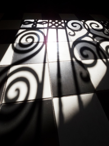 自分のすぐ足元など、自分に近過ぎるくらいの被写体も撮りやすいのが広角レンズです。露出補正をマイナス1にしてシャドー部を強調します