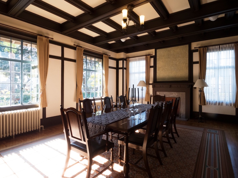 建築物を撮影するときはカメラを上下左右に振らずに、被写体まで真っ直ぐに構えるようにすると柱が不必要に歪んだりしないので構図が安定します。そのためには自分が前後に動いたり立ったりしゃがんだりして、フットワーク軽く動きましょう