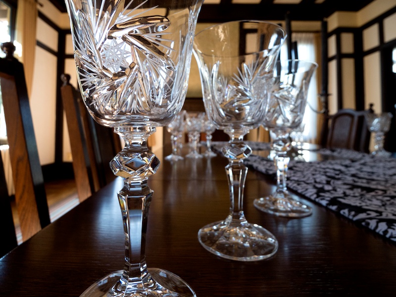 超広角レンズだってテーブルフォトは撮影できます。手前のグラスの星の模様にピントを合わせて絞りを開放にして撮影しました。グラスのフチの歪みを見せないために、一番目立つ手前のグラスのフチはフレームアウトさせました