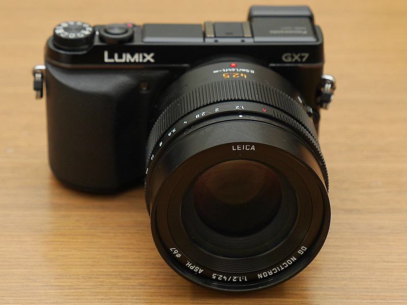 LUMIX DMC-GX7に装着したところ（以下同）。