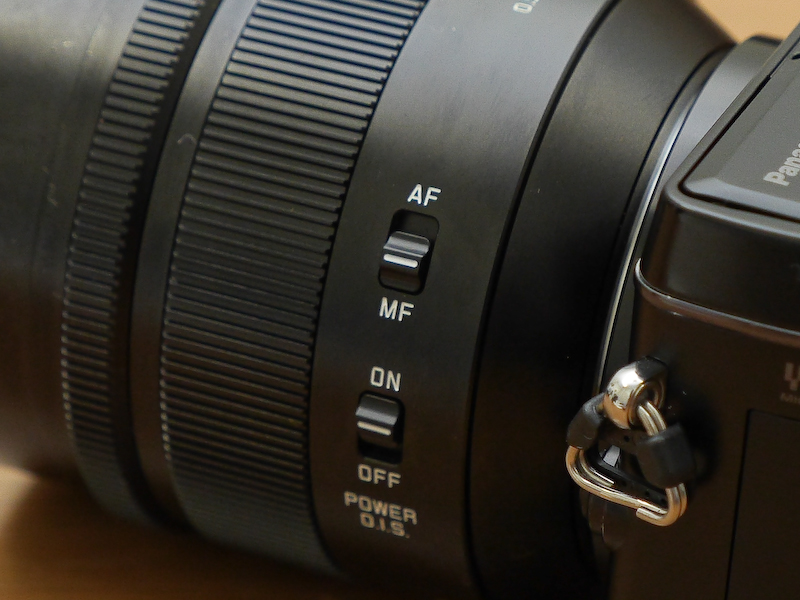 鏡胴にAF/MF切り替えスイッチを装備。