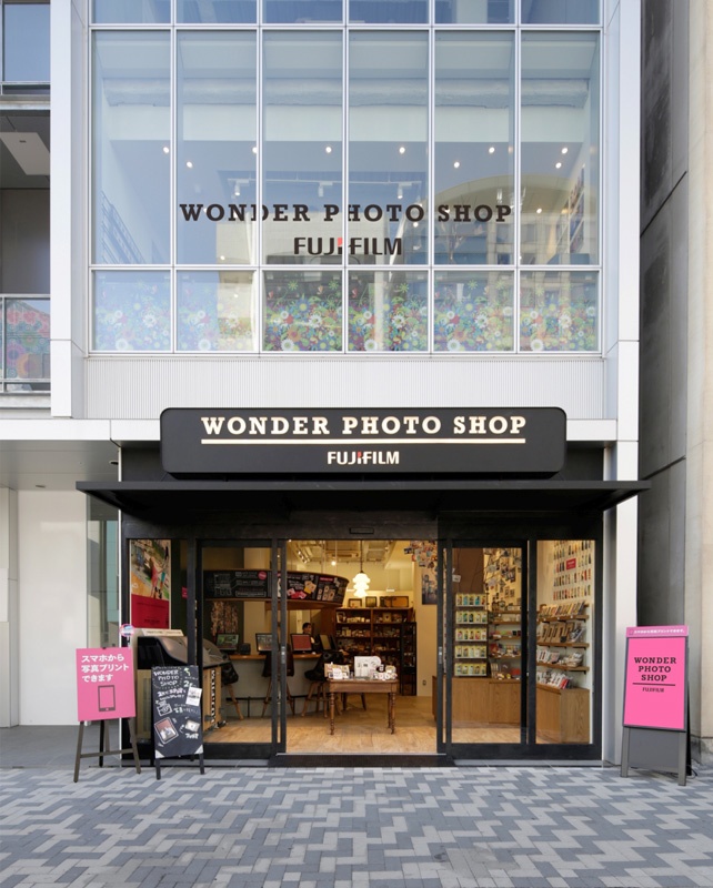 店は、明治通りに面した6階建てビルの1、2階に構えます。