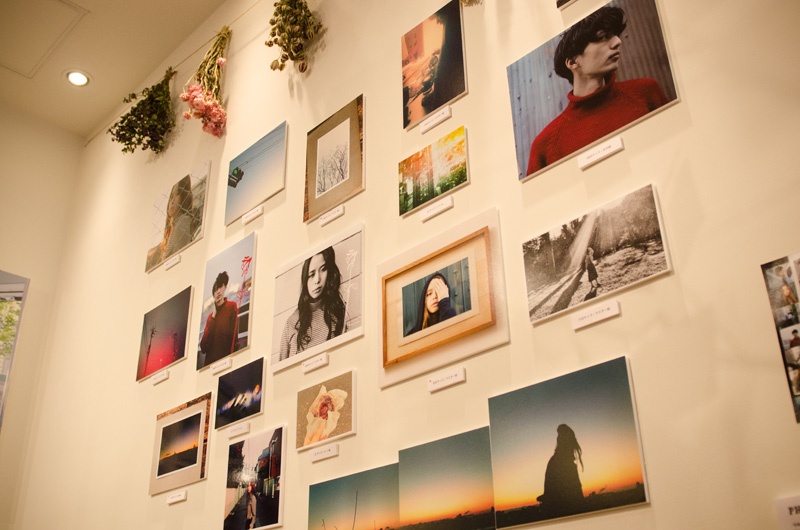 1階の壁面を飾るプリントは店のスタッフが撮影した写真です。こんなに素敵な写真を撮るスタッフなら、プリントのアドバイスも安心して受けられますね。