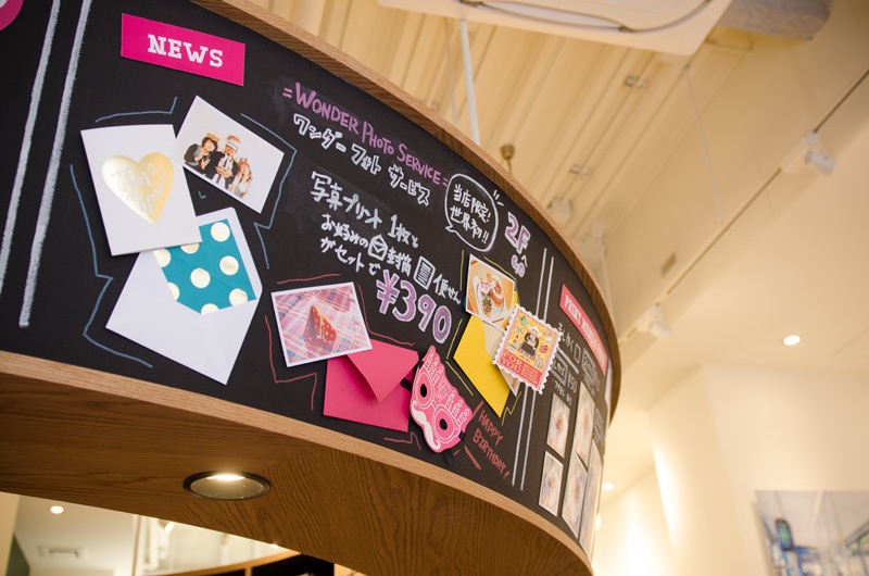 WONDER PHOTO SHOP限定のサービス、「WONDER PHOTO SERVICE」は、プリントに封筒とメッセージカードをセットにして販売するもの。贈り物にピッタリです。