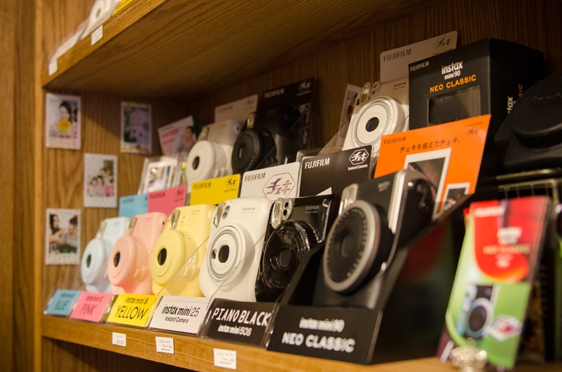 カメラも販売しています。カジュアルさが人気のチェキから高品位なXシリーズまで手に取って体感することができます。