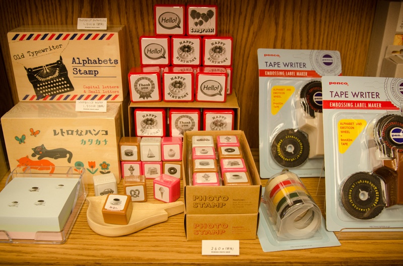 アルバム作りに便利なスタンプやシールなども豊富に取り揃えています。