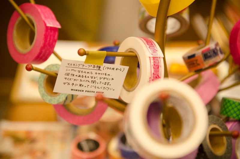 カラフルなマスキングテープ。140円〜という価格なのでつい買い込んでしまいそう。