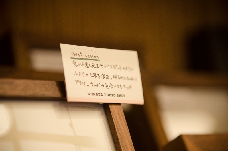 写真フレームには実際に写真を入れて、飾る楽しみを伝えてくれます。プリントのヒントやフレームの選び方などが手書きで添えられているのもうれしいですね。