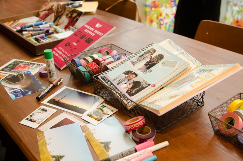 友だち同士でアルバム作りしてみてはいかが。サンプルのアルバムが置いてあるので、初めての人でも安心です。