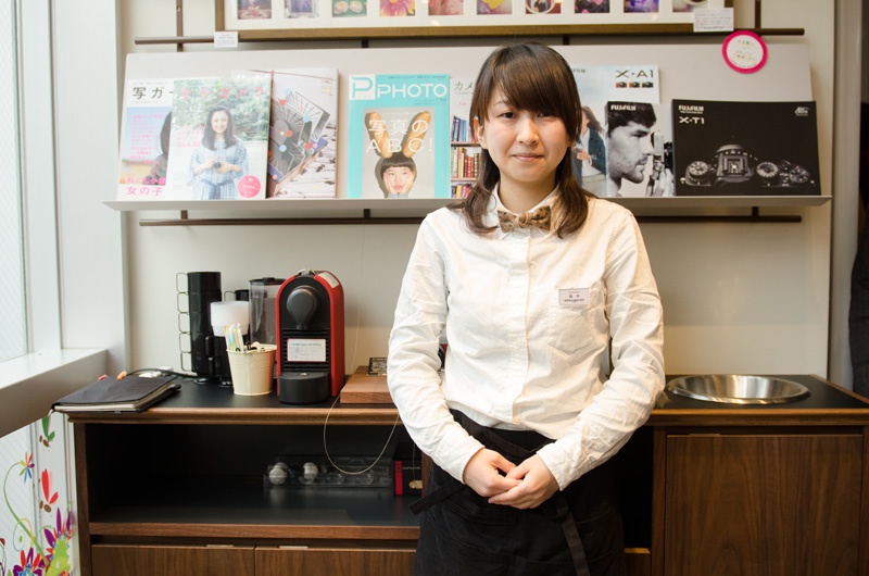 テーブル脇の棚には雑誌とコーヒーメーカーが用意されています。コーヒーを片手にアルバムを作ったり、雑誌を眺めたり。ゆったりとした時間を過ごすことができます。