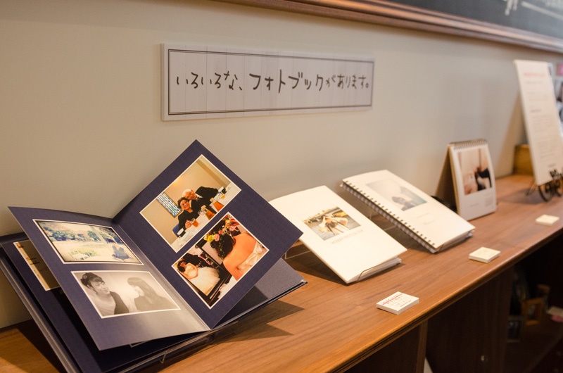 フォトブックのサンプルを手に取って見ることができます。