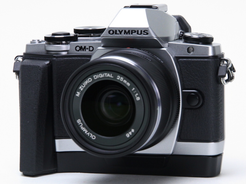 E-M10専用グリップECG-1装着例。レンズは「M.ZUIKO DIGITAL 25mm F1.8」（ブラック）