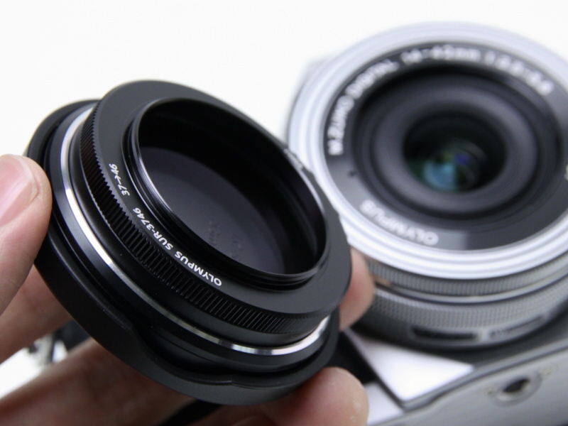対応レンズのフィルターネジ37mmおよび46mm径に対応。ステップアップリングが付属する
