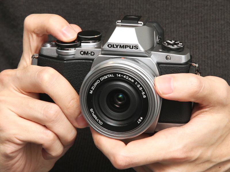 OLYMPUS OM-D E-M10（シルバー）。ブラックは3月発売予定