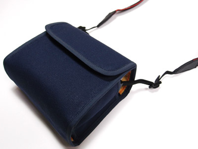 ストラップを装着したままでも収納できる。