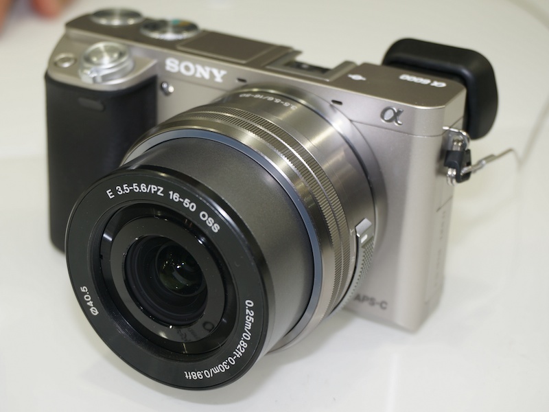 会期初日に正式発表されたソニーα6000