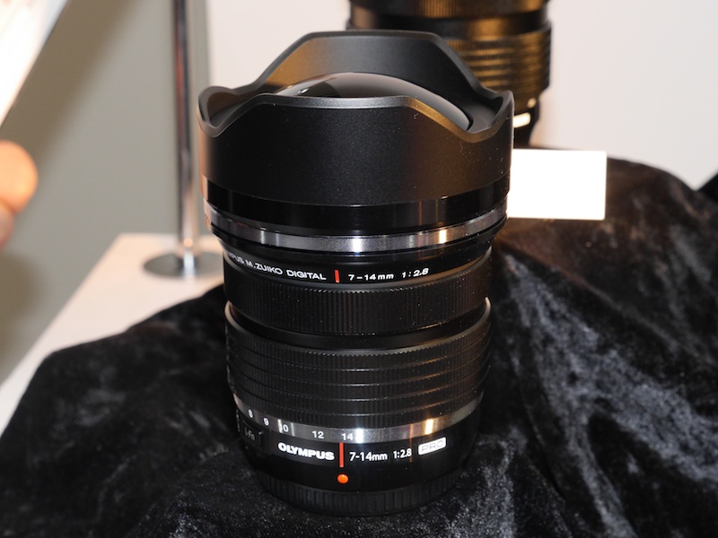 開発発表のオリンパスM.ZUIKO DIGITAL ED 7-14mm F2.8 PRO（モックアップ）