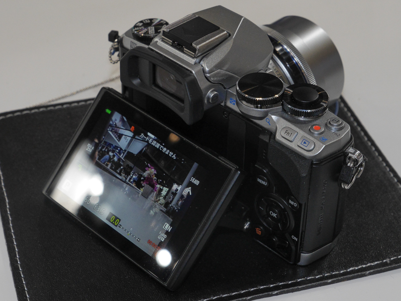 OLYMPUS OM-D E-M10（シルバー）