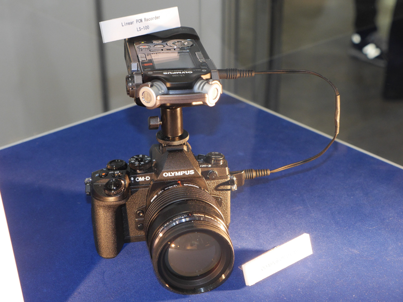 ファームウェアの予告コーナーでは、同社製音声レコーダーと組み合わせた使用例を展示をしていた。