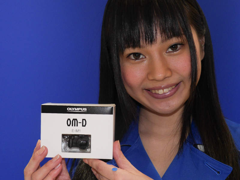 オリンパス製カメラを持ってブースに行くと「E-M1ミニチュアカメラが付いたオリジナル携帯ストラップ―非売品―」がもらえる。