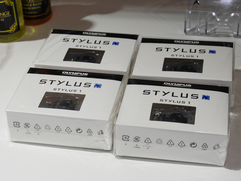 また、スマートフォンアプリ「OLYMPUS Image Share」をダウンロードして、Wirelessコーナーに行くと「STYLUS 1ミニチュアカメラが付いたオリジナル携帯ストラップ―非売品―」がもらえる。