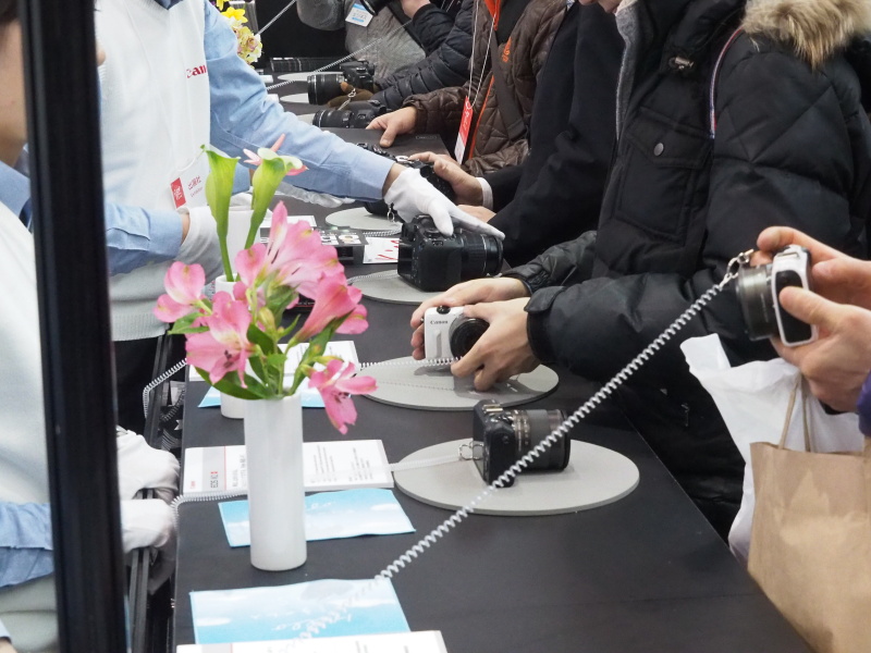 キヤノンブース内には、EOS M2を含むデジタルカメラのタッチ&amp;トライコーナーを設置