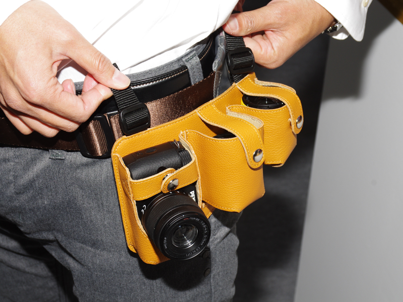 ベルトにQボディとQマウントのレンズを取り付けられるホルダーを参考展示した