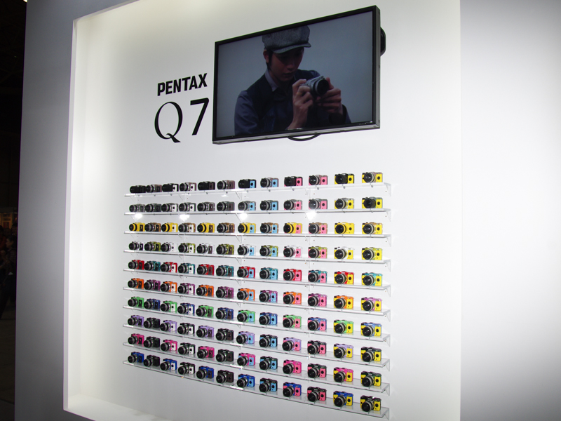 PENTAX Q7およびPENTAX K-50のすべてのカラーバリエーションを一堂に集めた展示