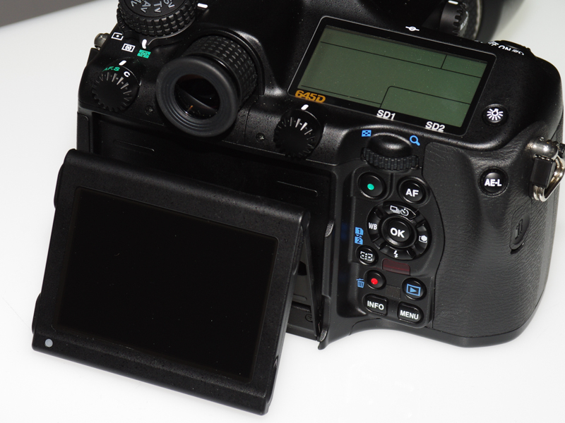 チルト式液晶モニターの採用に伴い、ボタンのレイアウトが大きく変更された。現行機にはないボタンも追加されている