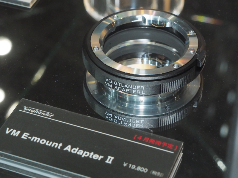 VM E-mount Adapter II。開口部を広げ、Eマウントフルサイズ機に向けた設計の新モデル