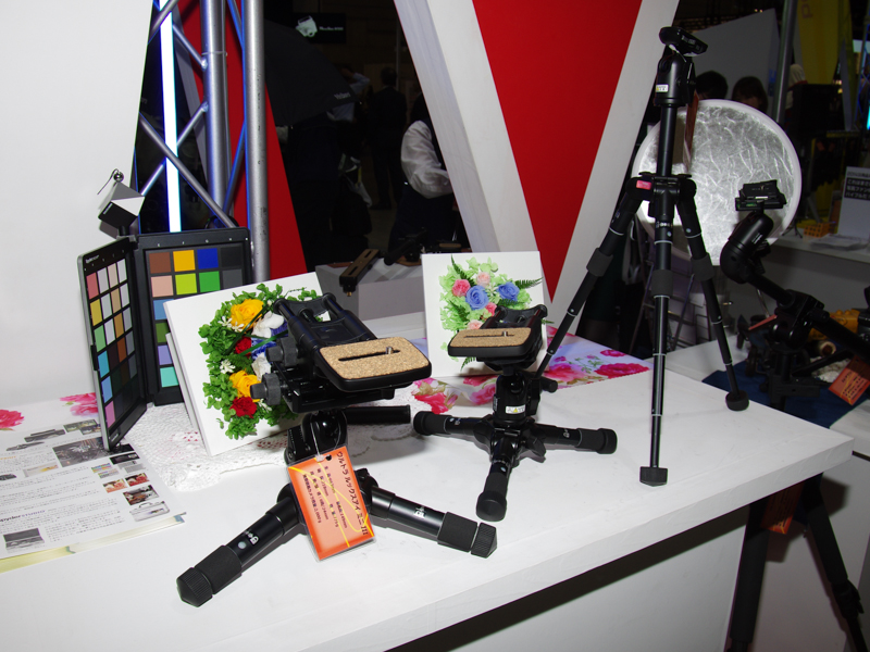 マクロコーナーでは、テーブルフォトを意識した小型三脚の展示が目立つ