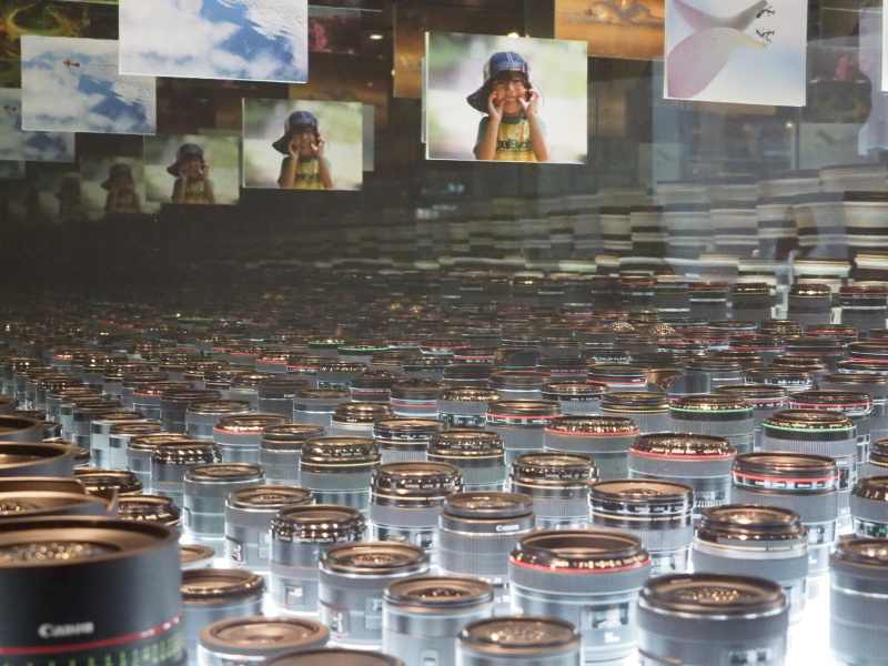 奥まで果てしなく続いているように見える展示。来場者が記念撮影していた