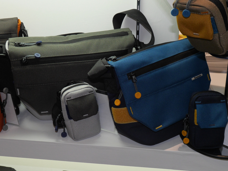メッセンジャーバッグはフラップを開けなくとも、上部のファスナーで内部にアクセスできる。手前のポーチも新モデル。