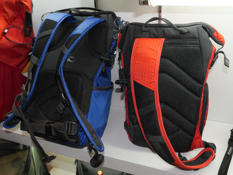 上部気室のファスナーが縦方向に開くバッグ。スリングバッグとバッグパックを用意する。