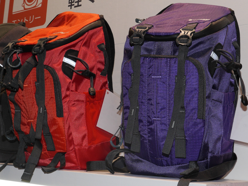 スリングバッグとしては比較的大きめのタイプ。