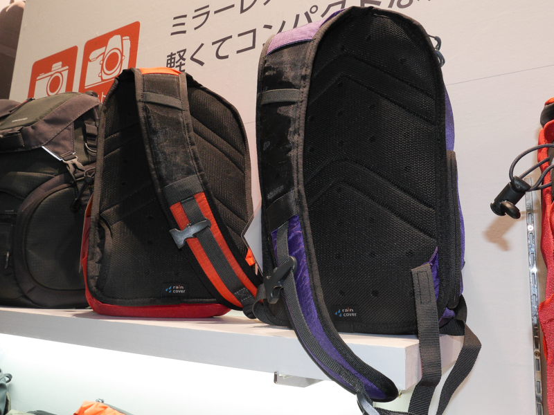 スリングバッグとしては比較的大きめのタイプ。