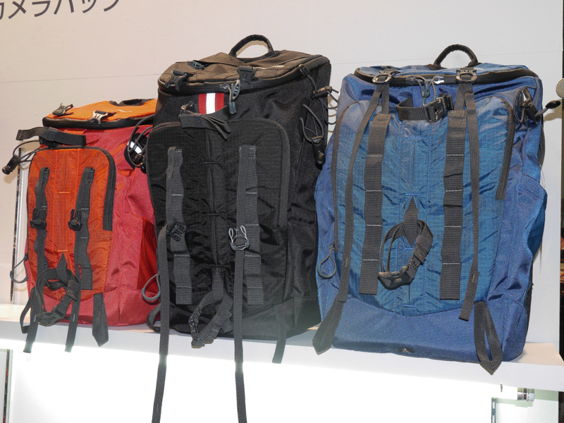 今回発表された中では最大のバッグ。すべてバックパックで、ハーネス部分に揺れを抑えるストラップやウエストベルトが備わっている。