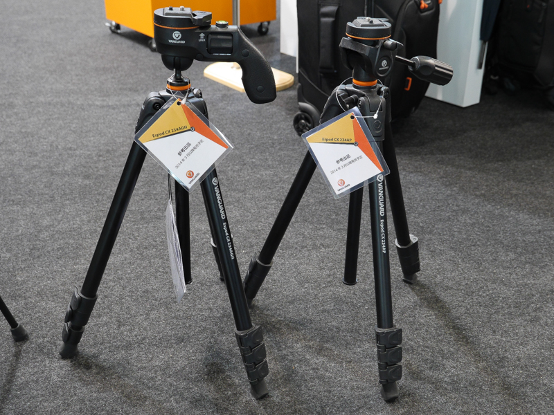 Espod CX 234AGH（左）とEspod CX 234AP（右）