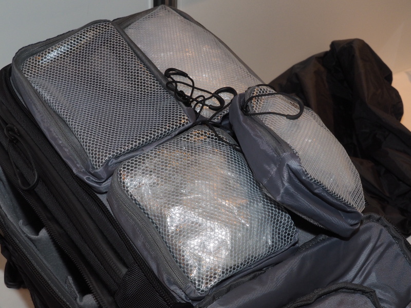 アクセサリー収納部は、それぞれのコンパートメントを面ファスナーで着脱式としている