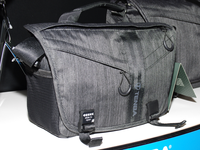 シリーズ中最も小型のメッセンジャーバッグとなっている