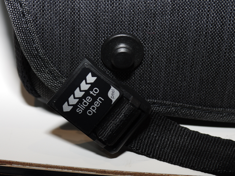 フラップの留め金は、開く時は横にスライドさせ、閉じるときはマグネットで付く構造の「Fidlock」