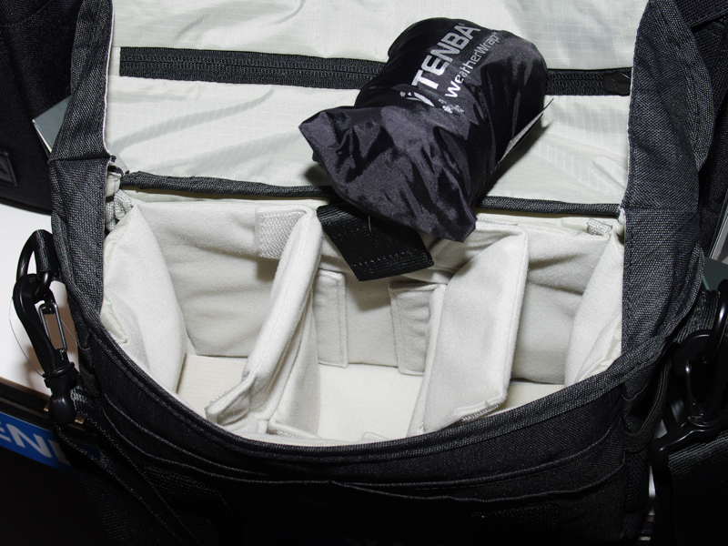 バッグ内部。レインカバーが付属する