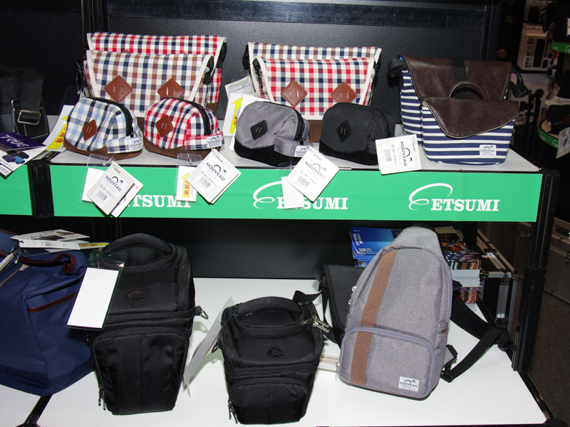 nouveauシリーズのボディバッグ（下段右）とカメラケース（上段）