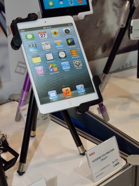 三脚に取りつけて使用するタブレットホルダー